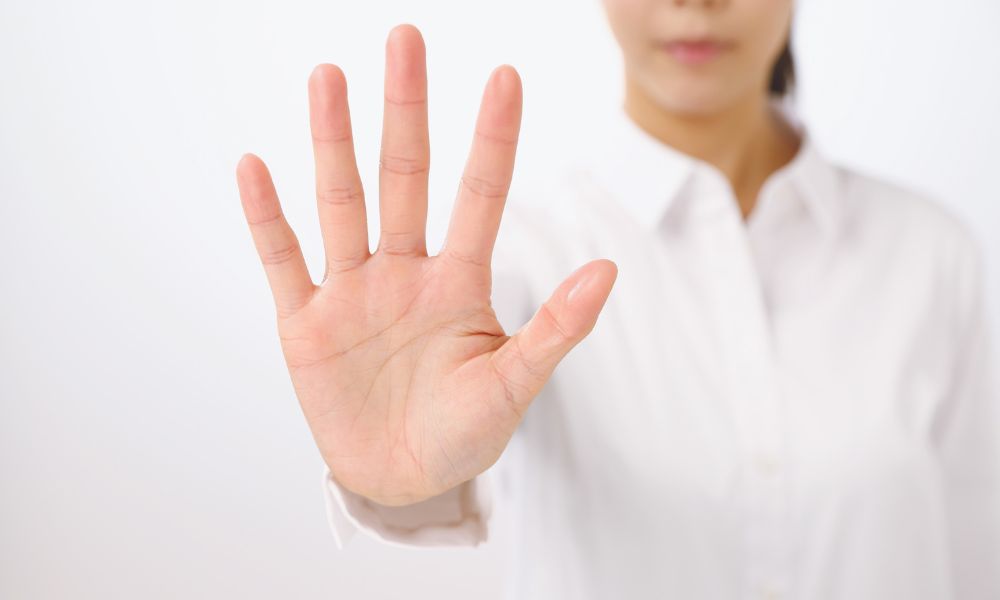 手のひらを前に出して「待った」をする人（短期教室の楽しさに注意）
